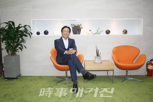 기업문화는 자유, 소통, 행복이다. 개인적으로 충분하게 권리를 누리라는 것이다. 이러한 기업 의지가 인테리어 곳곳에서 묻어난다. 개인의 행복을 추구하는 문화가 잘 이뤄지도록 지지하고 있으며 소통과 신뢰에도 관심을 기울이고 있다.
