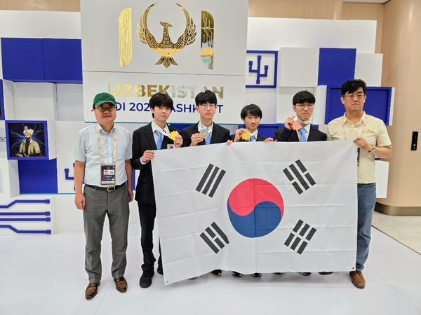 (사진 제공 = 과학기술정보통신부. 한국대표단 기념 촬영 : 왼쪽부터 김성열 단장, 정민찬, 변재우, 양승민, 손재원 학생, 이인복 부단장)
