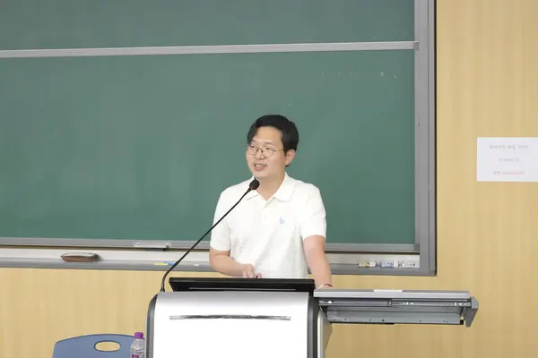 정인지 교수는 역사적 맥락 속에서 수학을 설명하는 교재를 구상 중이며, 학생들에게 수학을 ‘게임처럼 흥미로운 탐구’로 느끼게 하도록 본질적이면서도 흥미로운 질문을 던져주는 수업 방식을 추구하고 있다.