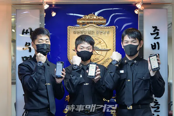 함정 스마트 체계 구축으로 승조원 간에 실시간 쌍방향 정보공유가 가능해져 장병 안전은 물론 건강까지 지킬 수 있는 토대가 마련됐다. 사진은12월 11일 해군 1함대 양만춘함(구축함, DDH-I) 승조원들이 사관실에서 한국형 구축함 성능 개량 사업(XDX-Ⅰ)을 통해 도입된 스마트워치ㆍ단말기를 들어보이고 있다.(사진_해군)