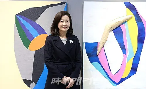 전지연 작가가 자신의 작품 앞에서 포즈를 취하고 있다.