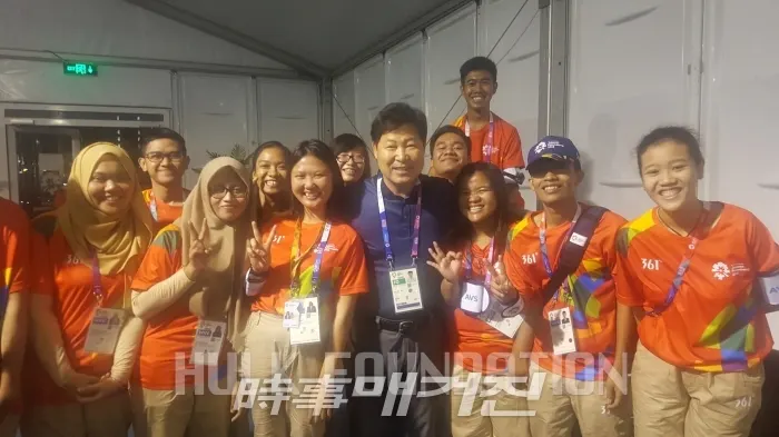 지난 8월 아시안 게임에서 기념사진을 촬영하고 있는 이만수 이사장(사진_헐크 파운데이션 홈페이지)