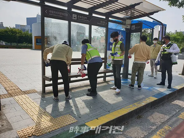 광주광역시 동구청은 “2일부터 광주지역 ‘사회적 거리두기 2단계’ 조치가 시행 중인 가운데 코로나19 지역사회감염 차단을 위해 관내 유개승강장 일제 방역소독을 실시했다”고 10일 밝혔다.(사진_광주광역시 동구청)