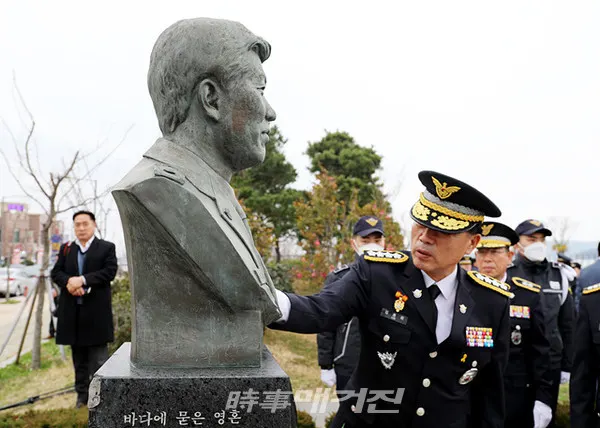 김홍희 해양경찰청장은 9일 목포 노을 공원에 건립되어 있는 故 박경조 경위를 참배하여, 대한민국 바다를 지키기 위해 자신의 목숨을 아끼지 않았던 고인의 희생정신을 기리고, 주변국으로부터 대한민국 해양영토를 빈틈없이 지키겠다는 해양주권 수호 의지를 되새겼다. (사진_서해지방해양경찰청)