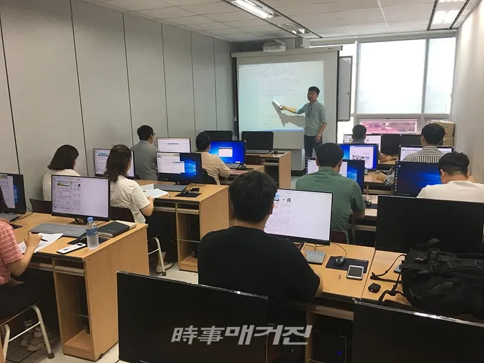 신안군은 공유재산의 효율적 관리와 전문성을 높이기 위해 11일 신안군 전산교육장에서 읍·면 공유재산 담당자 15여 명이 참석한 가운데 공유재산 실무교육을 실시했다.(사진_신안군청)