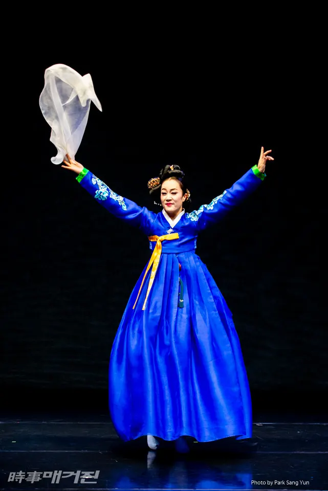 한국문화재재단(이사장 진옥섭)의 춤판 팔일 1행 김하연의 ‘임이조류 교방살풀이춤’(사진=박상윤 기자)
