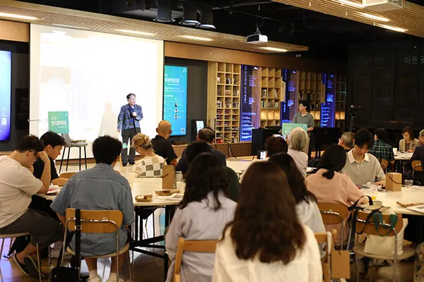 심경호 고려대학교 명예교수의 ‘한문 자료의 수장 범위와 정리 및 전시 방안’ 주제 발표. (사진_시사매거진 김형석 기자)