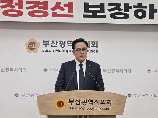 23일 오후 이승연 부산시의회 의원(수영구2·국민의힘)이 부산시의회 브리핑룸에서 기자회견을 열고 수영구 광역의원 공천 과정의 불투명성과 절차적 하자를 지적하며 단수추천 취소와 공정 경선 실시를 촉구하고 있다.(사진_한창기 선임기자)