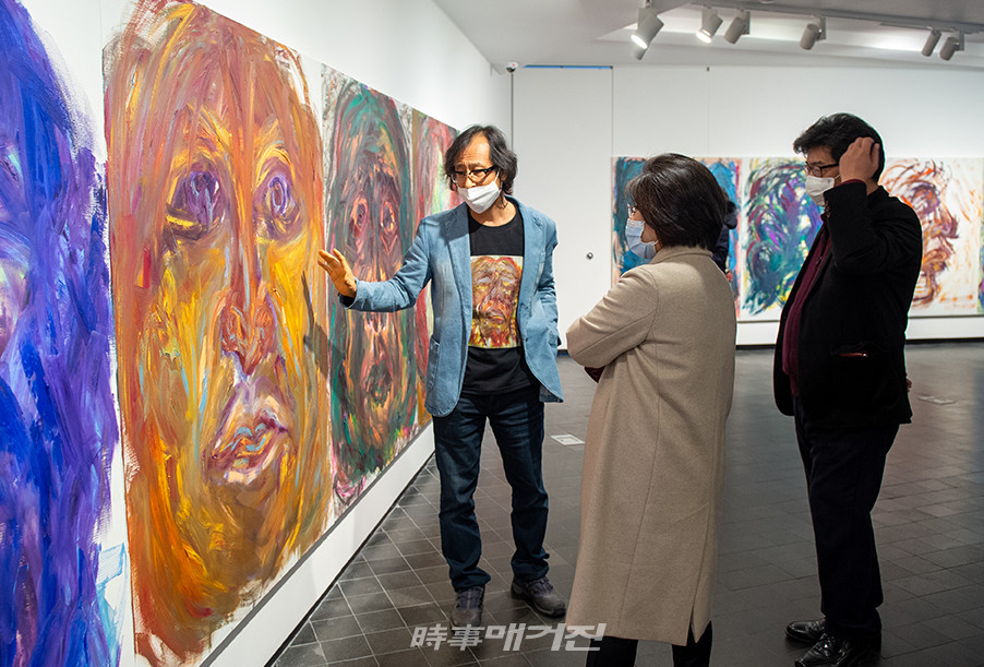 '나르시스 칸타타 NARCISSUS CANTATA' 김상표展에서 작품을 설명중이다.  / 사진=더프리뷰 서봉섭 기자
