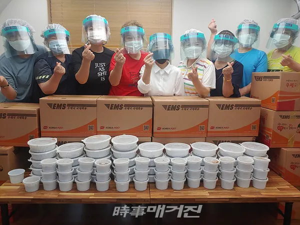 광주광역시 광산구는 “송정1동 지역사회보장협의체에서 6일 코로나19로 중단했던 ‘사랑의 반찬나눔 사업’을 재개하고, 마을 텃밭에서 재배한 식재료로 만든 반찬을 35세대에 전달했다”고 밝혔다.(사진_광주광역시 광산구청)