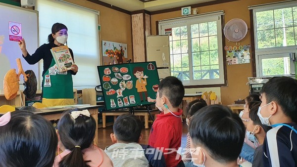 학령전기 어린이 대상 흡연 예방 인형극, 학령기(중·고등·대학교) 청소년 대상 학사일정과 연계한 건강체험 부스(금연, 운동, 영양, 비만, 절주, 스트레스, 우울감 등) 및 금연교실, 청장년기 대상 사업장 이동 금연클리닉, 홍보 캠페인 등을 운영해 시민의 인식 개선을 이끌어내고 금연환경을 조성했다.