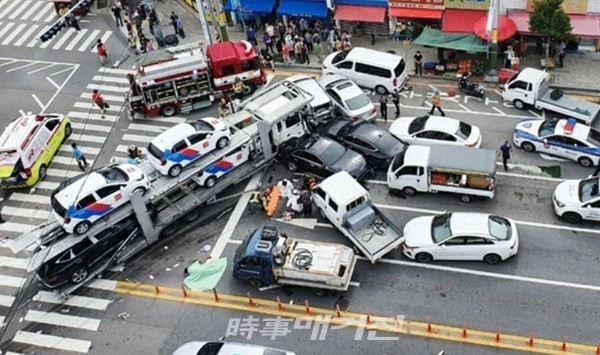 아수라장이 된 여수시 서교동 한재사거리 사고현장 (사진_독자제공)