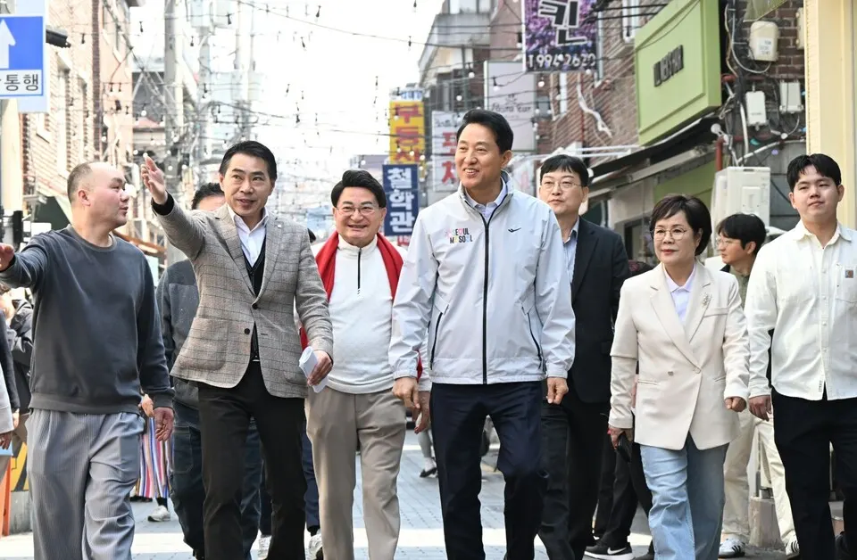 2일 쌍문역 인근 상점가, 일명 ‘쌍리단길’을 찾은 오세훈 서울시장이 골목상권을 둘러보고 있다. 오 시장은 지난 2월 노량진 만나로에 이어 이날 두 번째로 골목상권 민생현장을 찾았다.(사진_서울시)