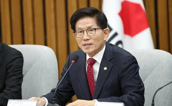 김문수 고용노동부 장관이 10일 국회에서 열린 'K-방산수출 지원을 위한 당정협의회'에서 발언하고 있다.(사진_국민의힘)