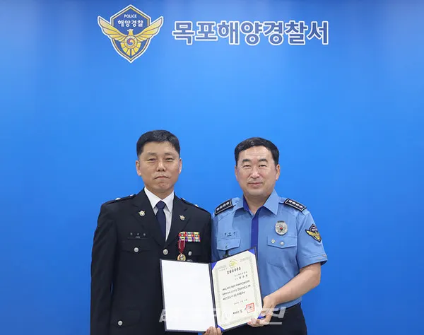 목포해양경찰서는 “29일 3층 회의실에서 상반기 모범공무원으로 선정된 최규원 경위에 대한 수여식을 가졌다”고 밝혔다.(사진_목포해양경찰서)