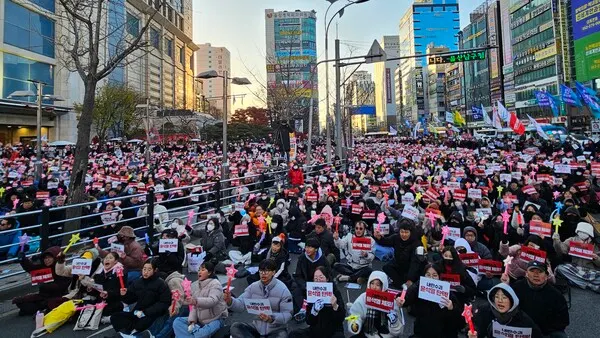 롯데백화점 울산점 앞이 시민들로 가득하다.(사진_강정덕 기자)