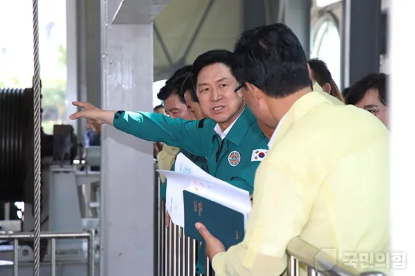 김기현 국민의힘 대표가 19일 서울 양천구 신월 빗물저류배수시설을 방문해 현장 관계자에게 집중호우 대비 대심도 빗물터널에 대한 질문을 하고 있다.(사진_국민의힘)
