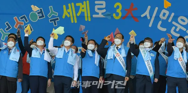 ▲ 지난 4월 16일 시전동 발대식에 참석한 권오봉 여수시장과 실천본부 위원들이 ‘희망의 종이 비행기’를 날려 보내며 세계 속의 여수로 비상하기 위한 시민들의 열망과 의지를 분출하고 있다.