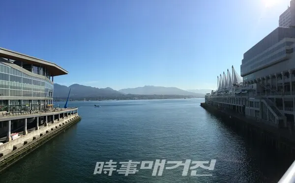 ‘캐나다 플레이스’는 크루즈 선박 터미널과 세계 최고 시설을 자랑하는 무역&컨벤션 센터 등이 자리하고 있다.(제공_하나투어 제우스월드)