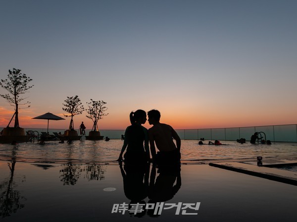제주 드림타워 복합리조트가 연이은 홈쇼핑 성공에 이어 이번에는 카카오 메이커스로 <이커머스 시장을 본격 공략>한다. 가심비, 합리적 소비를 추구하는 MZ세대를 겨냥해 29만9,000원 초특가로 기획했다. 특별히 그랜드 하얏트 제주의 객실 패키지 상품으로 30만원 이하는 처음이다.(사진_롯데관광개발)