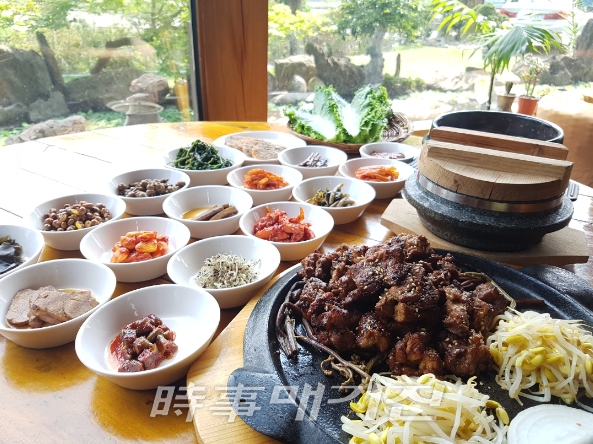 '옛장터숯불갈비’는 엄선된 최상의 재료에 정성을 더한 음식으로, 고객을 실망시키지 않는 식당, 옥천군의 정직하고 건강한 맛집으로 자리매김하고 있다.