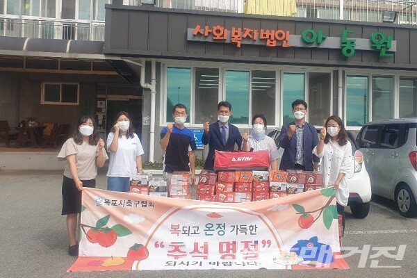 아동원을 방문한 강춘길 목포시축구협회장(중앙)/사진=이병석 기자