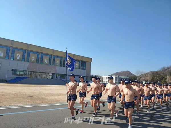 해군특수전전단 해난구조전대는 1월 14일부터 16일까지 진해 군항 일대에서 심해잠수사(SSU) 70여 명이 참가한 가운데 혹한기 내한(耐寒)훈련에 돌입했다.사진은 해군 해난구조전대(SSU)장병들이 15일 오후 경남 진해군항 일대에서 차가운 겨울 바람를 가르며 맨몸 구보를 하고 있다.(사진_송상교기자)