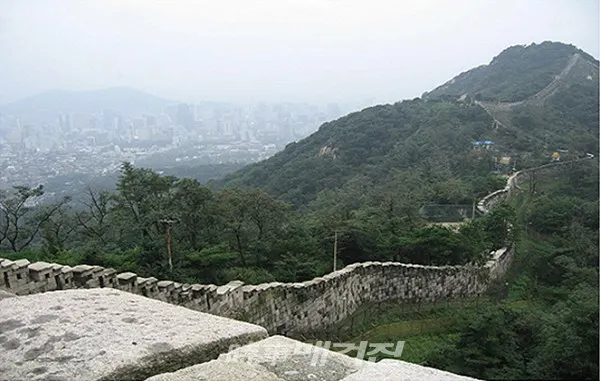 문화재청은 “한국문화재재단과 오는 11월 1일 오전 9시부터 북악산 한양도성 탐방 구간을 북측 성곽에서 북악스카이웨이 사이의 북악산 북측면까지 4개 출입구와 2개의 안내소를 확대하여 운영한다”고 29일 밝혔다.(사진_문화재청)