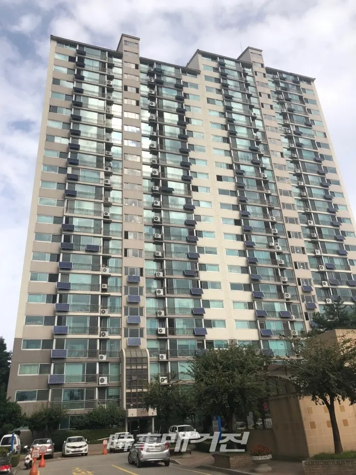 서울특별시 환경상 최우수상을 수상한 동대문구 휘경베스트빌 현대아파트. 372세대 중 365세대가 태양광 미니 발전소를 설치했다. [사진_동대문구청 제공]