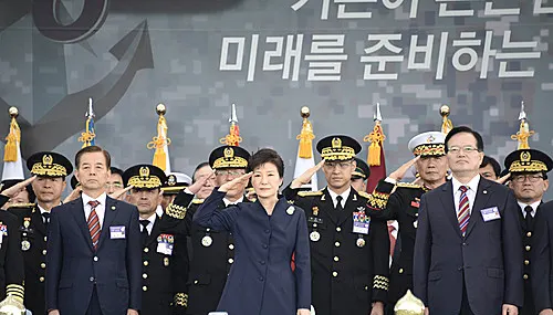 ▲박근혜 대통령은 1일 "병영문화를 근본적으로 혁신해서 우리 사회의 인권 모범지대로 환골탈태하는 군이 돼주기 바란다"고 당부했다.