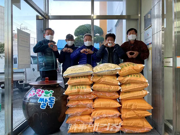 광주광역시 광산구청은 “평동지역사회보장협의체가 운영하는 ‘사랑의 쌀독’에 가을 추수를 마친 주민들이 26일 쌀 500kg을 기부했다”고 26일 밝혔다.(사진_광주광역시 광산구청)