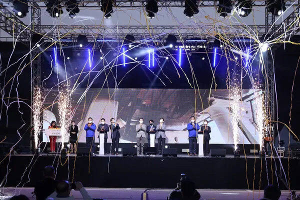 허태정 대전시장은 20일 빵을 주제로 원도심에서 열린‘빵모았당’찾아 축제 준비를 위해 고생한 관계자들을 격려하고 축제 개막을 시민들과 함께 축하했다.허 시장은 환영사에서 “밀 보급의 중심지였던 대전의 역사를 반영한 빵 축제는 원도심 지역의 경제 활성화는 물론 관광객의 관심을 끌기에 충분한 소재로 대전시 관광 콘텐츠 확보에도 큰 도움이 될 것으로 기대된다.”고 말했다. 대전시 제공