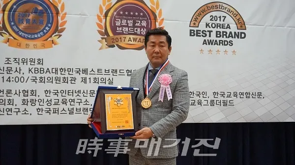 [㈜유앤에프솔루션의 박기훈 대표는 “블록체인은 세계적인 미래학자들과 학문적인 교류를 통하여 자연스럽게 접하게 되었다”라며 “시대의 흐름을 읽고 4차 산업혁명에 핵심적인 기술이 될 것으로 예측하고 블록체인과 암호화폐에 대해 더욱 관심을 갖게 되었다”고 말했다. ]