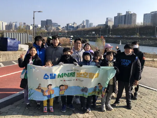 LG생활건강은 사회적협동조합 한강, 사회복지공동모금회 등과 함께 2022년 서울 여의샛강생태공원에 수달 놀이터, 보금자리를 조성하며 수달 보호 사업을 처음 시작했다.(사진_LG생활건강)