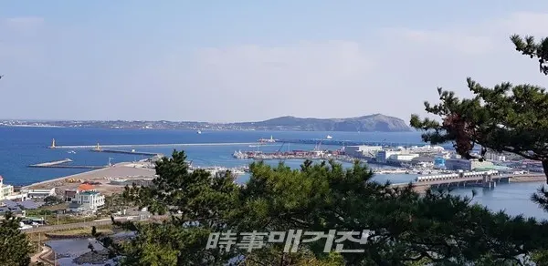 성산항 뒤로 우도가 보이고