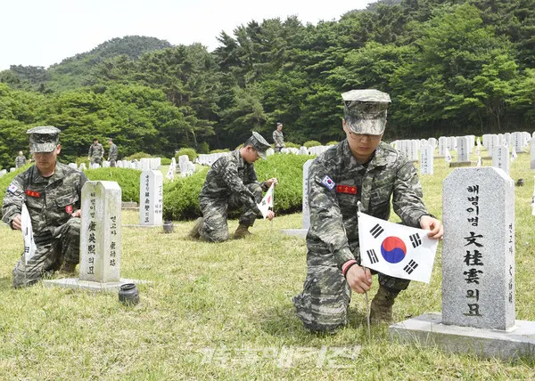 해병대 9여단, 호국보훈의 달 맞아 충혼묘지를 정비했다.(사진_해병대 9여단)