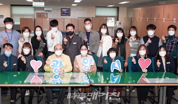 광양시가 직원 사기 진작과 함께 기존 형식에 얽매인 회의방식에서 벗어나 시장과 직원 간 자유롭게 소통할 수 있는 ‘광양시가 응원합니다’ 행사를 가졌다고 밝혔다.