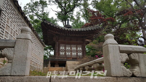 농수정((濃繡亭)은 선향재 뒷뜰 제일 높은 곳에 있는 정자로 독서와 휴식 공간이다. 농수는 짙은 빛을 수 놓는다는 뜻이며 겹처마로 지붕 한가운데에 절병통을 놓았다.(사진_안나겸 기자)