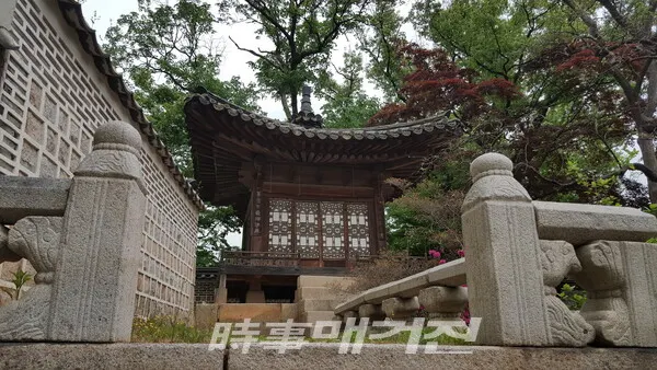 농수정((濃繡亭)은 선향재 뒷뜰 제일 높은 곳에 있는 정자로 독서와 휴식 공간이다. 농수는 짙은 빛을 수 놓는다는 뜻이며 겹처마로 지붕 한가운데에 절병통을 놓았다.(사진_안나겸 기자)
