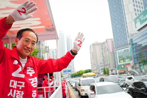 추경호 국민의힘 대구시장 후보가 제9회 전국동시지방선거 공식 선거운동 첫날인 21일 오전 대구 중구 반월당네거리에서 출근길 시민들에게 지지를 호소하며 인사하고 있다.(사진_추경호 캠프)