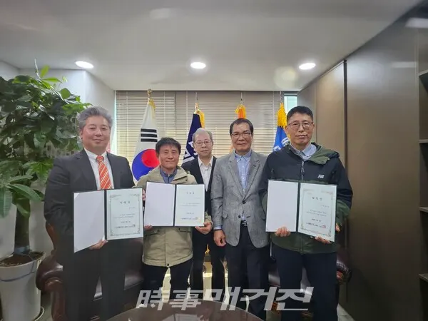 시사매거진미디어그룹은 서울 서초동 소재 시사매거진 본사에서 시사매거진 부산·경기·충남 지역 태권도 기자 3명을 임명했다. 좌측부터 경기지역 김천식 태권도 기자, 충남지역 전병호 태권도 기자, 시사매거진 김길수 회장, 이재욱 태권도 단장, 부산지역 김도호 기자.