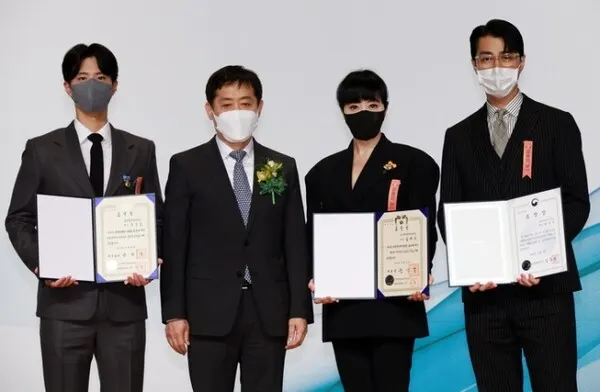 배우 박보검, 김주현 금융위원장, 배우 김혜수, 차승원 (사진=금융위원회 제공)