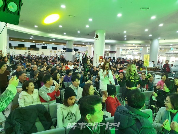 2019 제2회 업고(UpGo)계단오르기걷기대회 및 불우이웃돕기 문화공연에서 열창중인 가수 김혜연