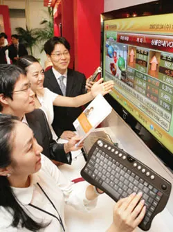 ▲ IPTV 시장이 올해부터 지상파방송을 실시간으로 볼 수 있게 되면서 본격적으로 활성화 될 전망이다. IPTV는 원하는 시간에 보고 싶은 프로그램을 볼 수 있는 VOD서비스에 특화돼 있으며 집 전화·휴대전화 등과의 결합상품 가입 시 판매가격 인하 효과는 누릴 수 있어 시장점유율이 빠르게 성장할 것으로 보인다.