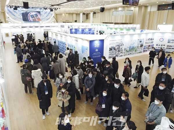광주시 북구 베드로성전 4층에서 지난 15일부터 18일까지 나흘간 진행된 사진전에 지역 인사, 종교 인사, 일반 시민 등 1만 5,000명이 다녀가며 성황을 이뤘다.(사진_베드로성전)