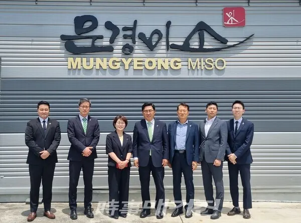 농업회사법인 문경미소(주) 현장 방문 사진 한국농수산식품유통공사 김춘진 사장(우측 네 번째), 김경란 농업회사법인 문경미소(주) 대표(좌측 세 번째)(사진_한국농수산식품유통공사)
