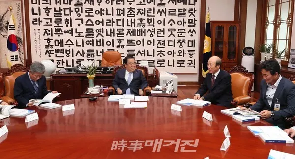 문희상 국회의장이 15일 국회의장 집무실에서 국회혁신자문위원회의 최종 결과보고를 받으며 발언하고 있다.(사진_국회)