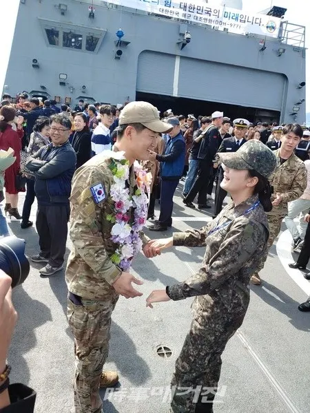 16일(수) 오전 진해 군항에서 열린 '청해부대 29진 입항 환영행사'에서 파병에 복귀한 장병이 가족들을 만나고 있다.(사진_송상교기자)