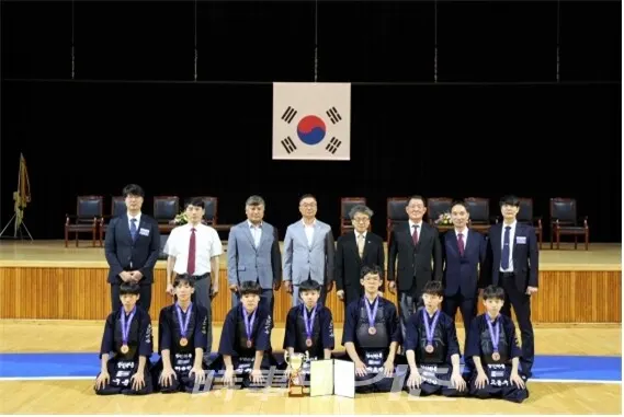 남중부 단체전 3위를 차지한 인천상인천중학교 선수단 (사진_시사매거진)
