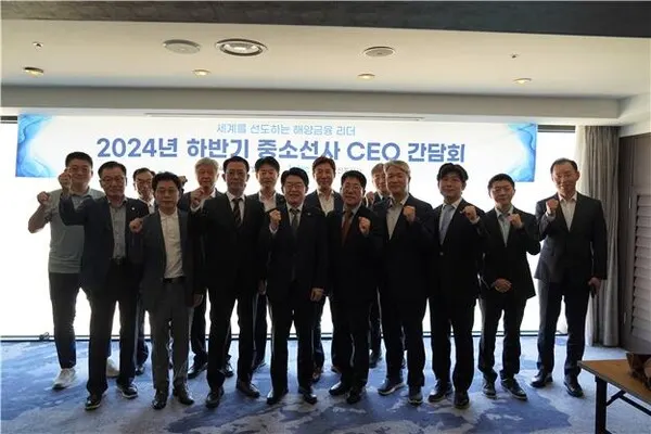 지난해 하반기 '중소선사 최고경영자(CEO) 간담회' 기념촬영.(사진_해수부)